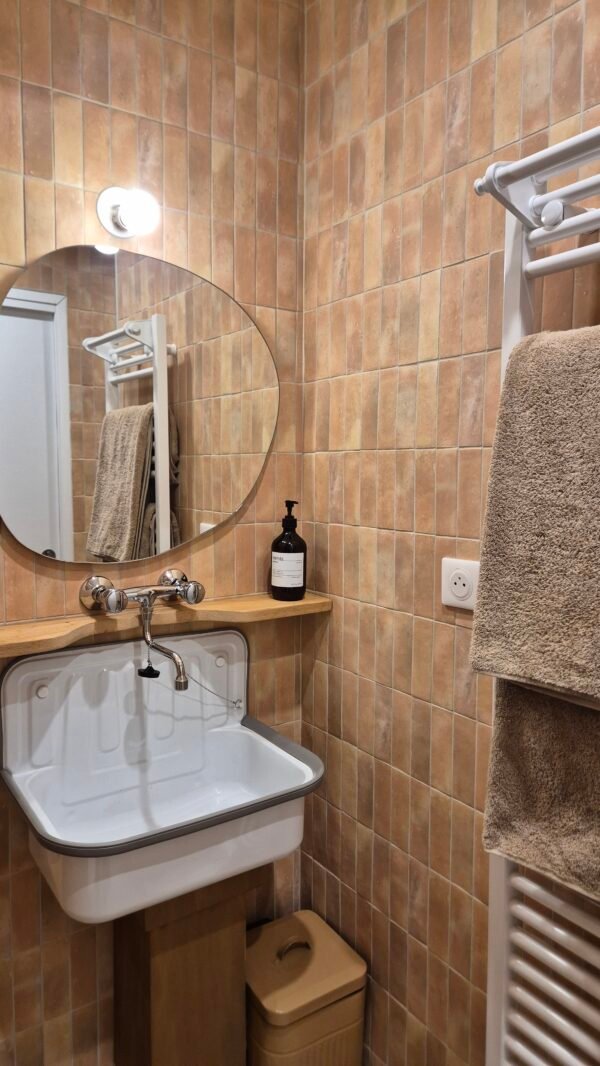 Salle d'eau en carreaux de terre cuite et vasque émaillée, Babeth House La Norma