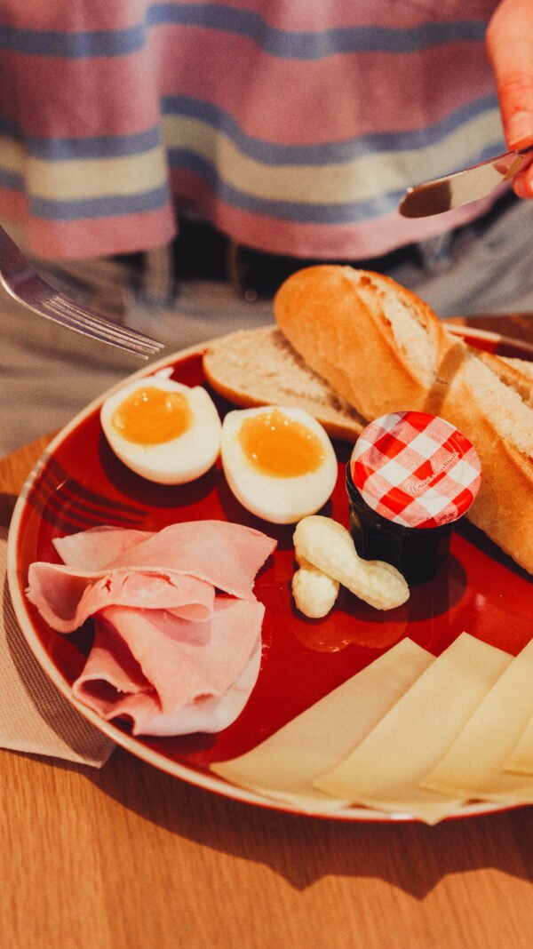 Brunch Le Grimpeur : œuf mollet bio, comté AOP et jambon, chez Potain Annecy